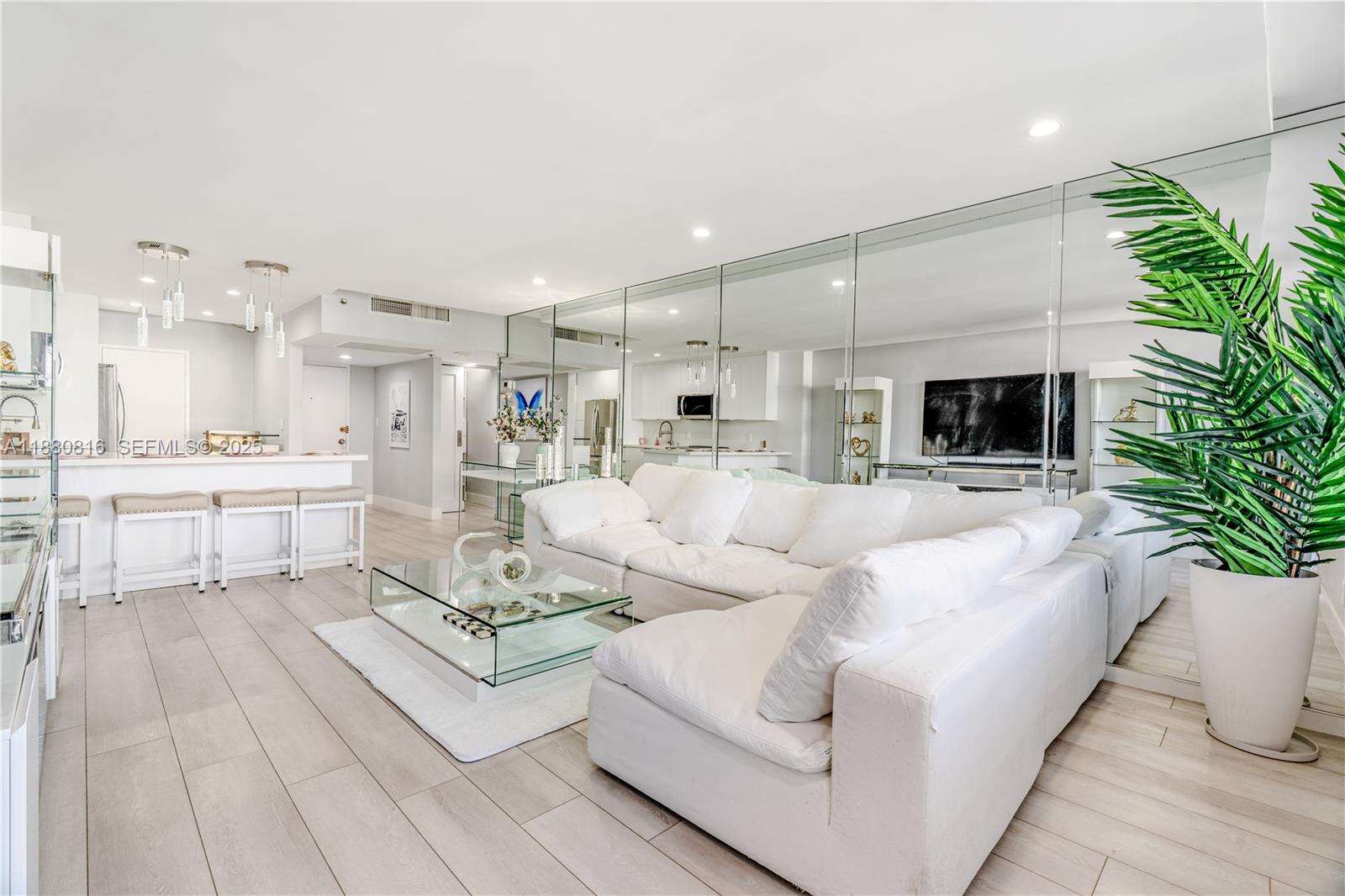 Decoplage Unit #323 | Picture 11