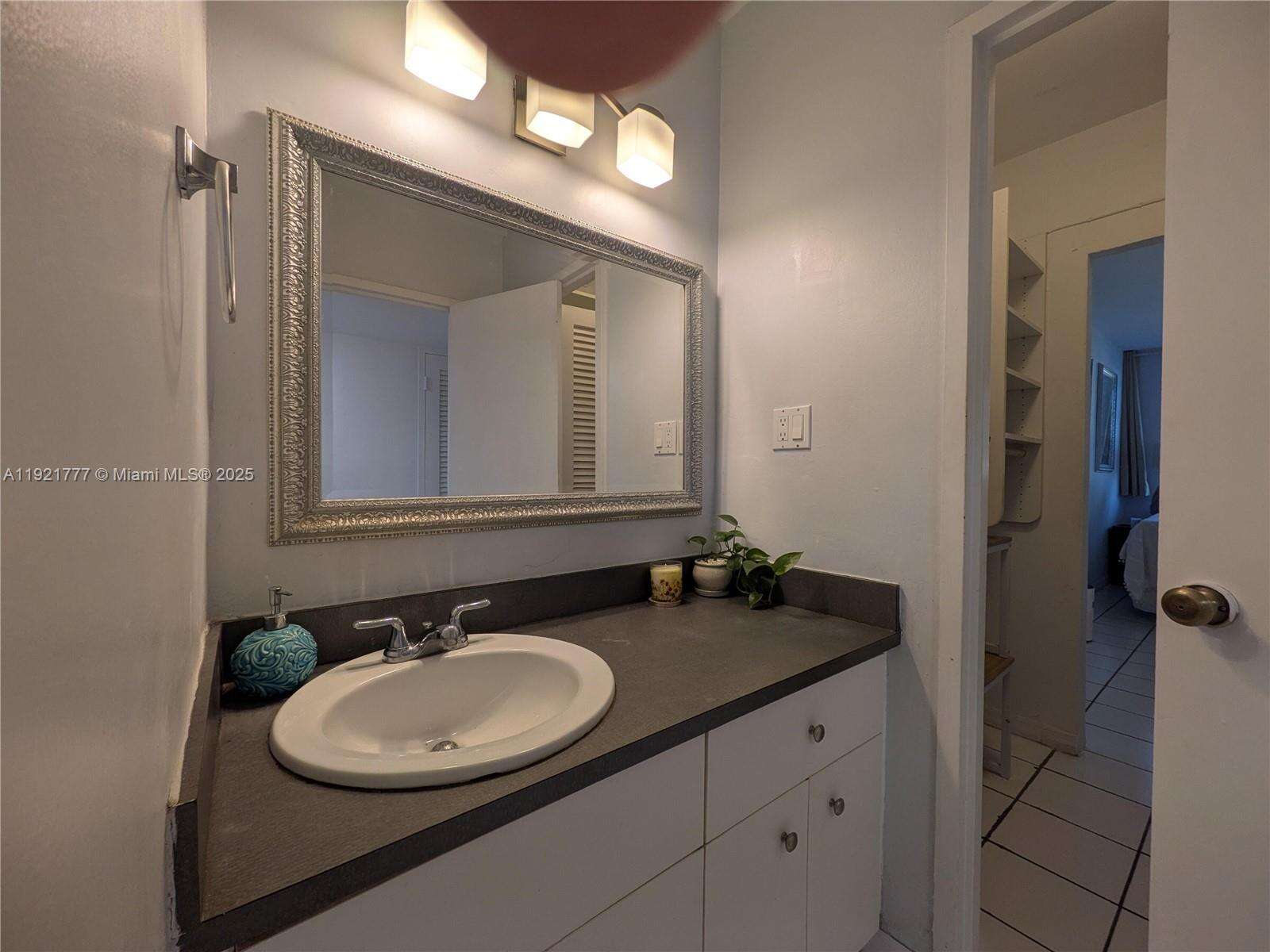 Decoplage Unit #904 | Picture 10