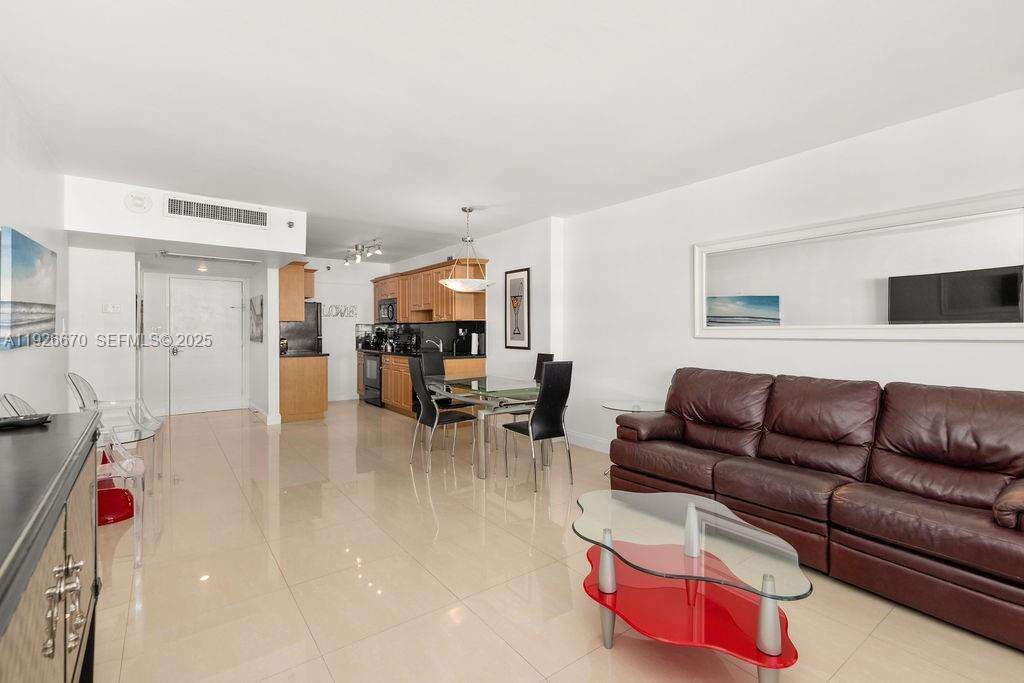 Decoplage Unit #702 | Picture 13