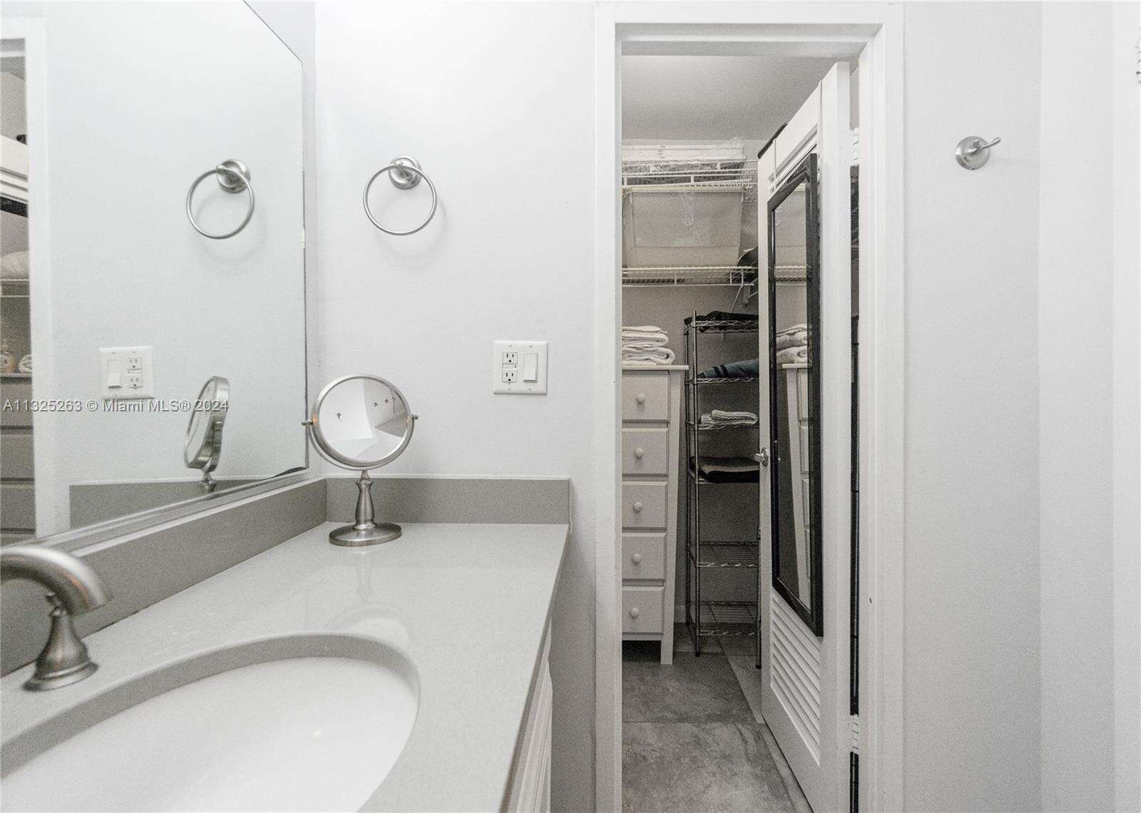 Decoplage Unit #320 | Picture 12