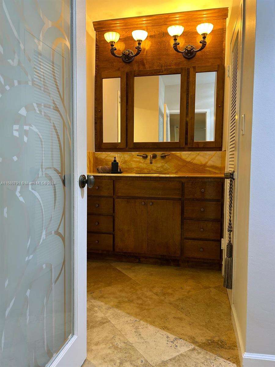 Decoplage Unit #608 | Picture 16