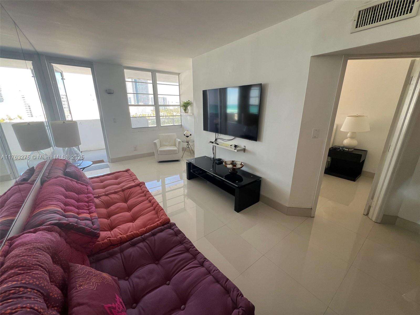 Decoplage Unit #945 | Picture 6