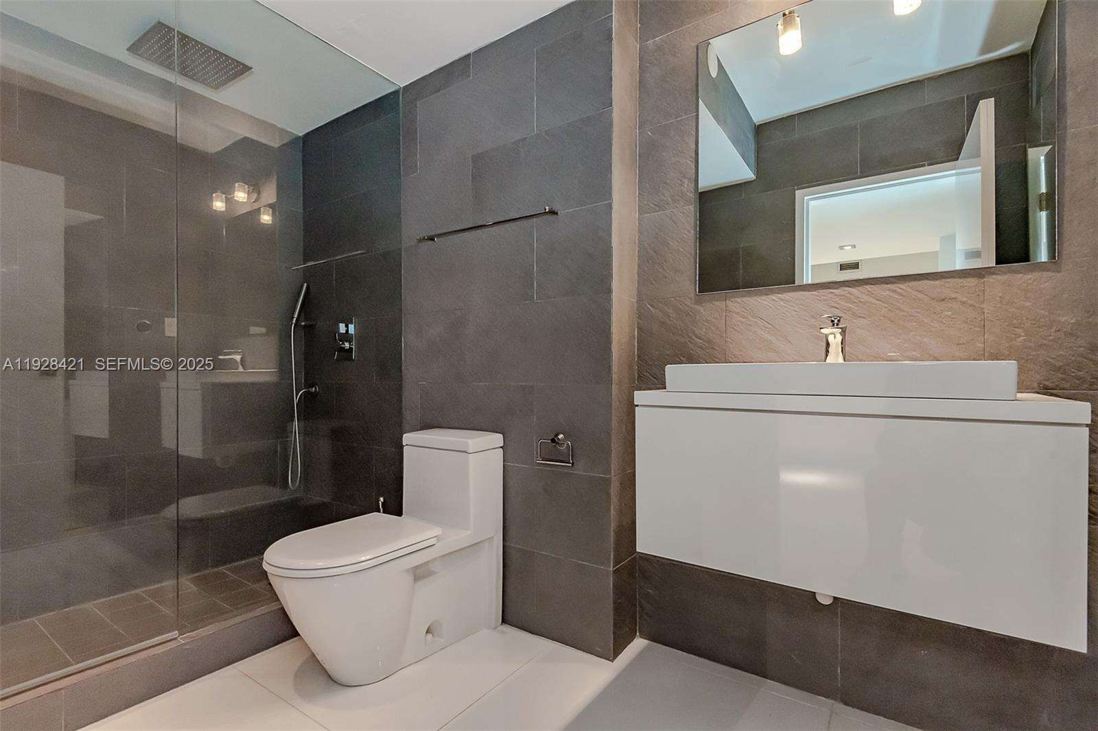 Decoplage Unit #839 | Picture 25