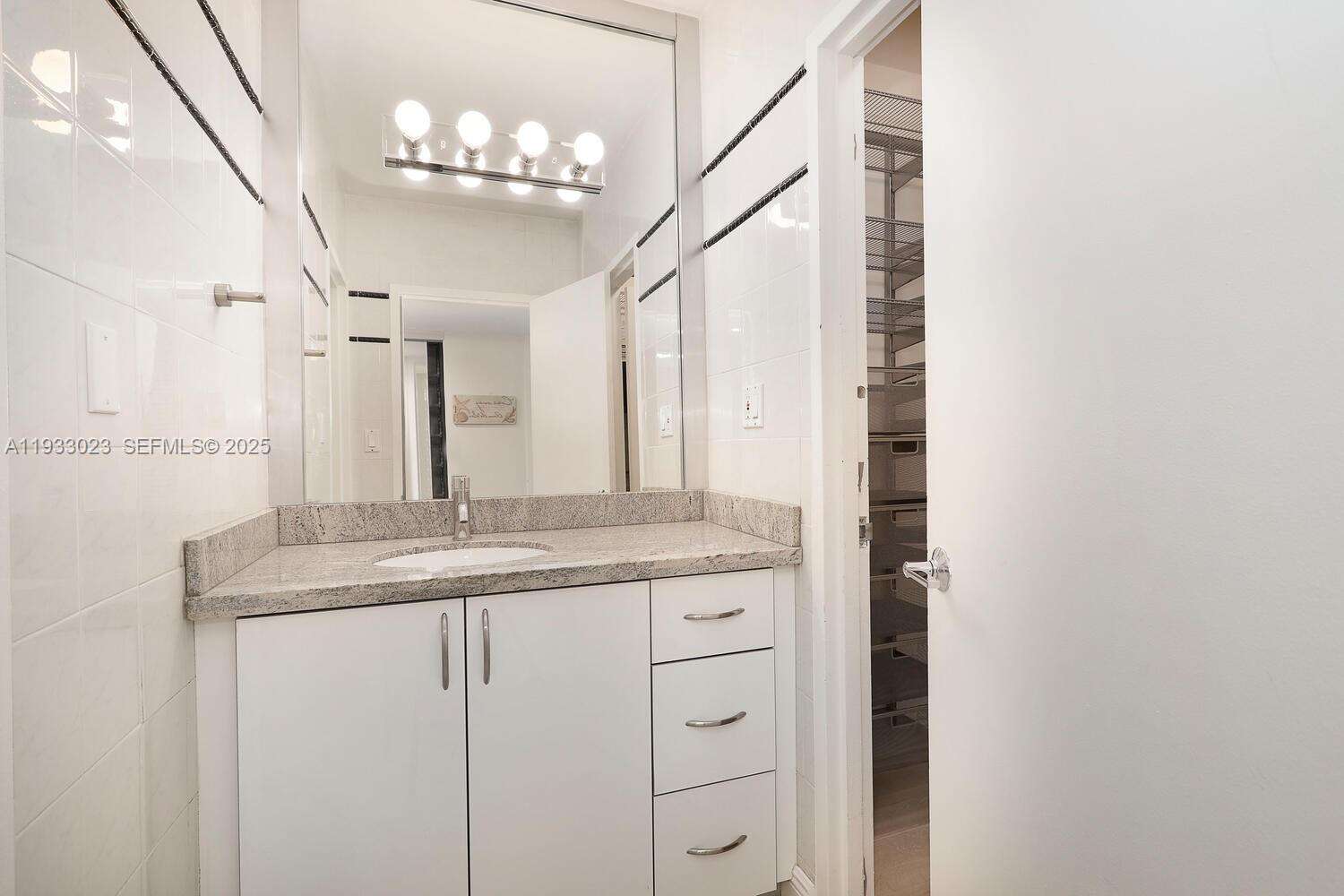 Decoplage Unit #330 | Picture 8