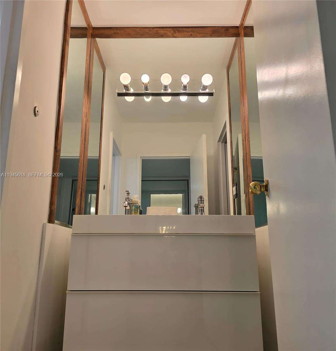 Decoplage Unit #503 | Picture 12