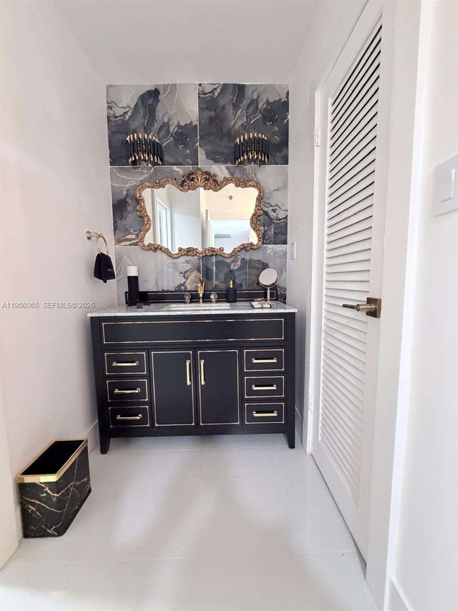 Decoplage Unit #408 | Picture 11