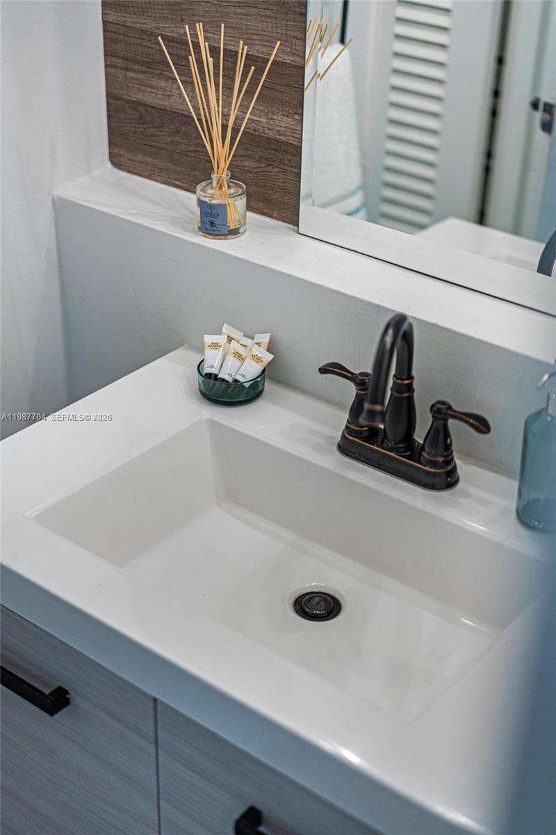 Decoplage Unit #901 | Picture 8